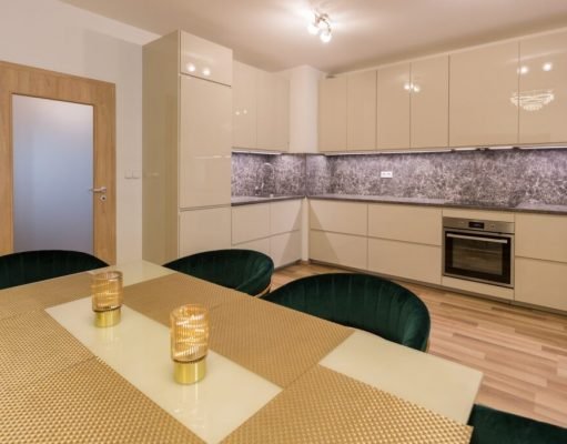 How to avoid distortion when using a wide-angle lens for hotel photoshoots