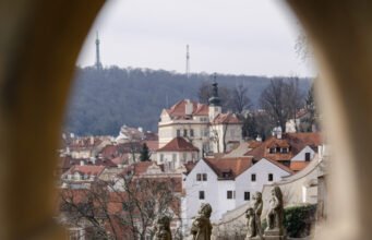 CandidYES: Surprise Proposal Photography in Prague Explained How to Choose the Perfect Location for Your Pre-Wedding Shoot